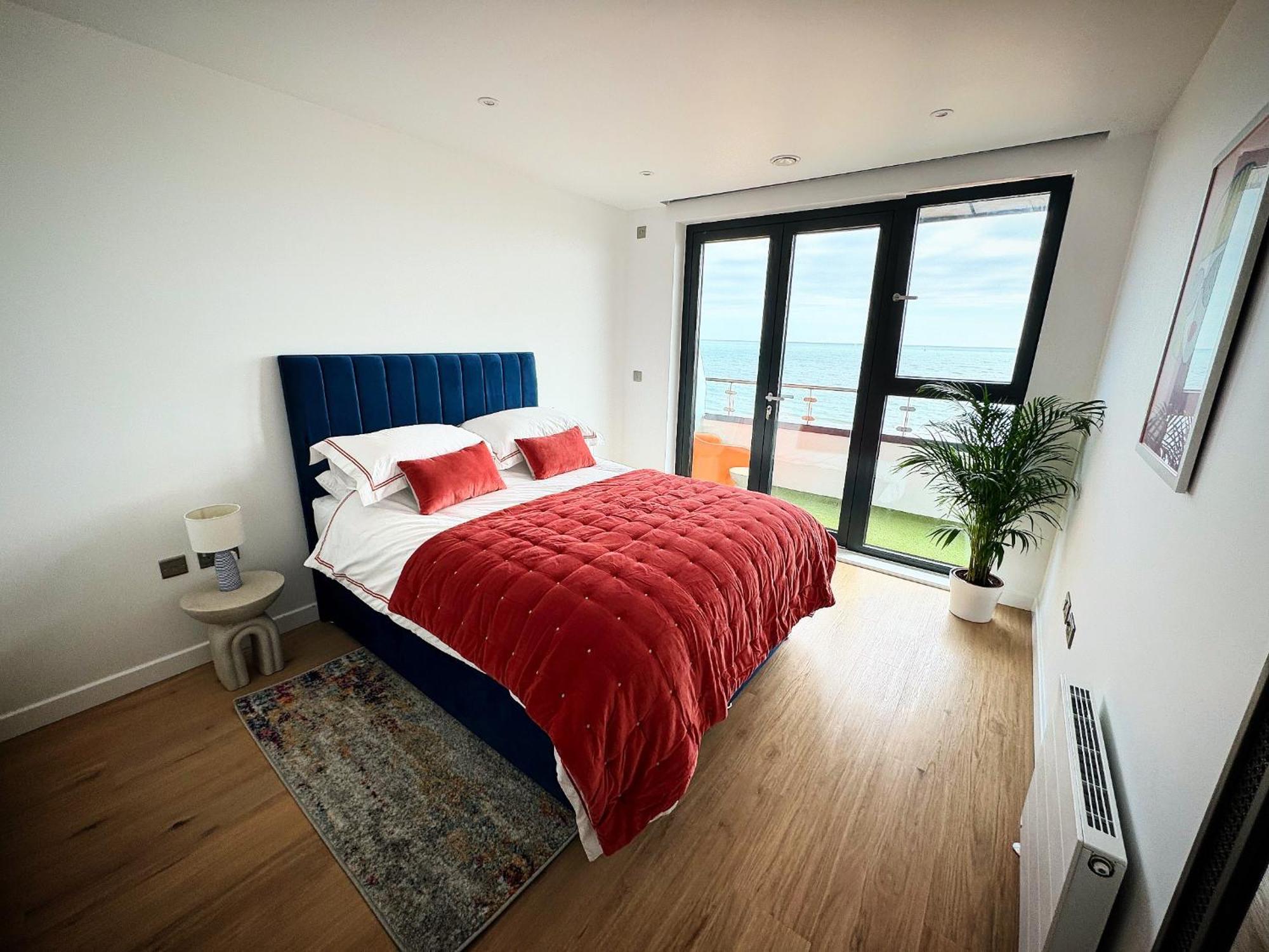 Stunning Beach Front Apartment With Sea Views, Free Parking & Balcony Рамсгейт Екстериор снимка