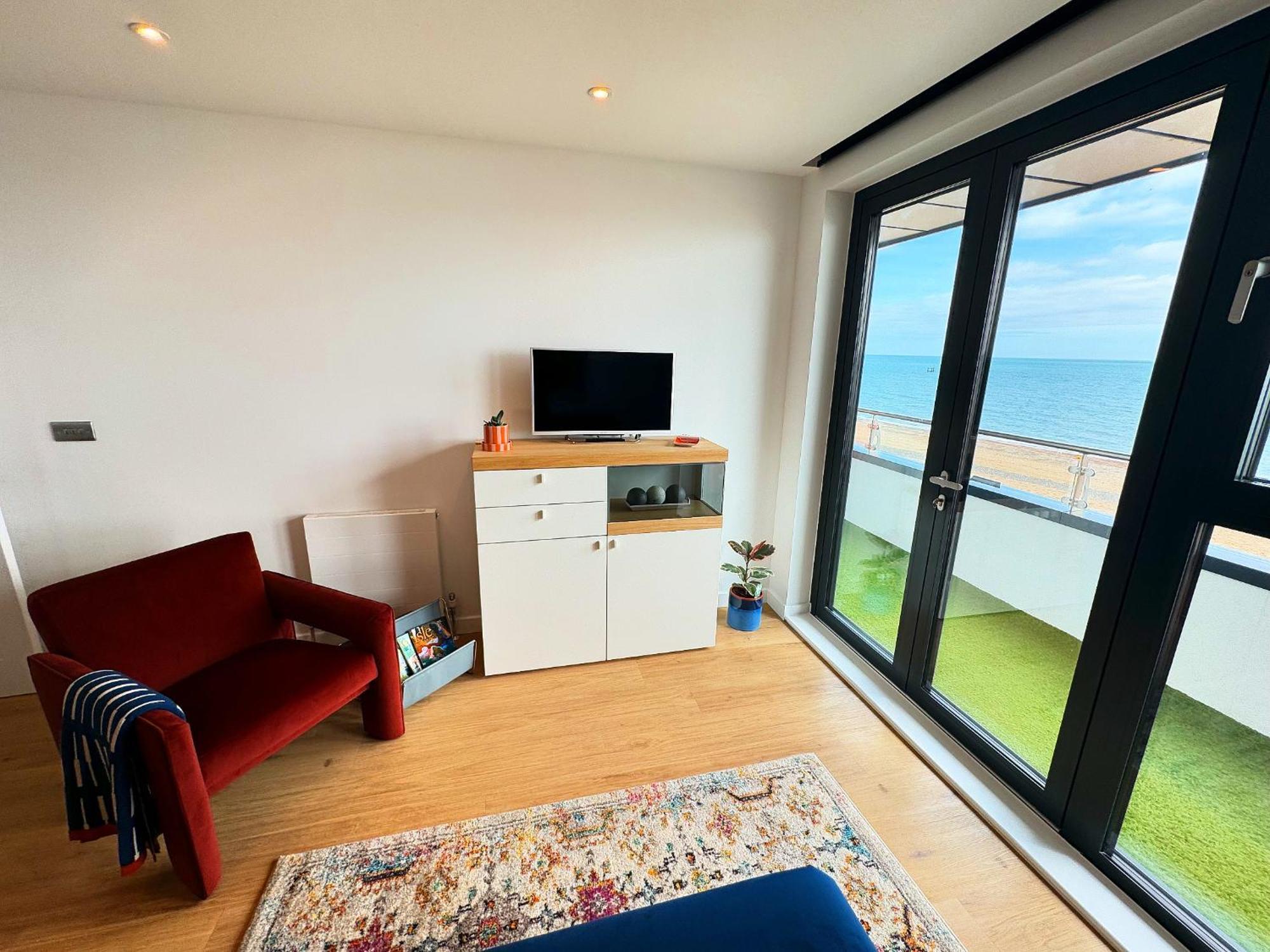 Stunning Beach Front Apartment With Sea Views, Free Parking & Balcony Рамсгейт Екстериор снимка
